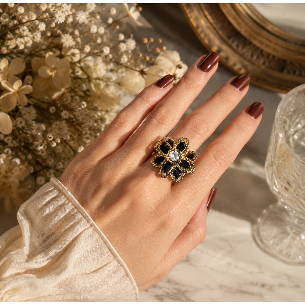 Vtg Gold Tone Black Floral Cocktail Ring Clear Center Stone Statement Size 5.5